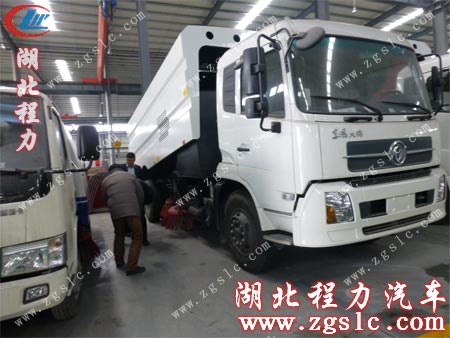 東風國四天錦道路清掃車吸引客戶注意