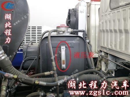 東風國四天錦道路清掃車液壓油箱照片