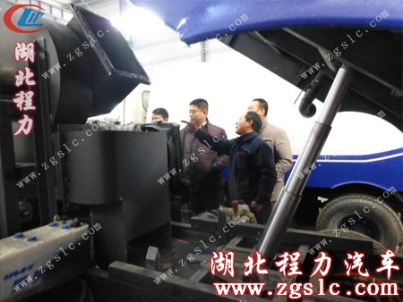 湖北程力掃路車車間主任為客戶講解、演練