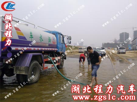 東風145灑水車在吸水