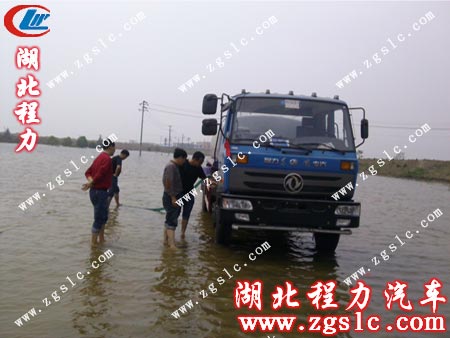 客戶一邊抽水，一邊驗車